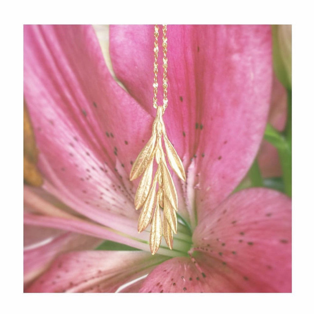 swaying leaf necklace